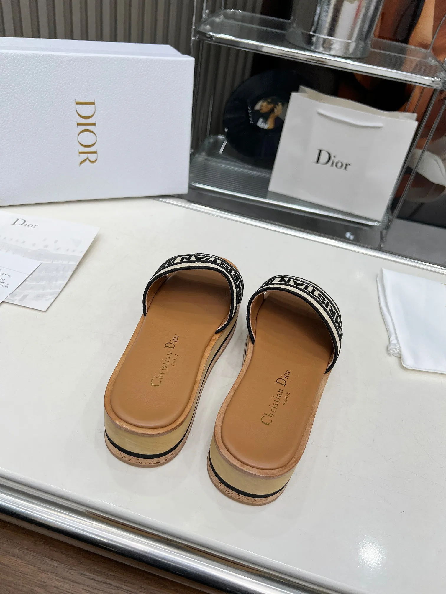 👟👟Ex-factory price 420👟👟 Dior's new spring and summer IVIETA DWAY jelly-colored flat-soled one-slip women's shoes with CD letter logo three-dimensional embroidery thick-soled round-toe open-toe slippers. The original version is developed to be the top version on the market. It feels soft and delicate on the feet and is extremely comfortable. Material: Upper imported raffia electric embroidery high-temperature water-soluble cotton technical fabric + water-dyed cowhide foot pad lining + original consistent combination outsole Outsole: original outsole Size: 35-42 (40.41.42 custom-made, non-refundable and non-exchangeable)